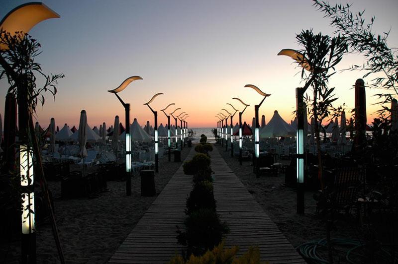 Vela Hotel Restaurant Golem  Dış mekan fotoğraf