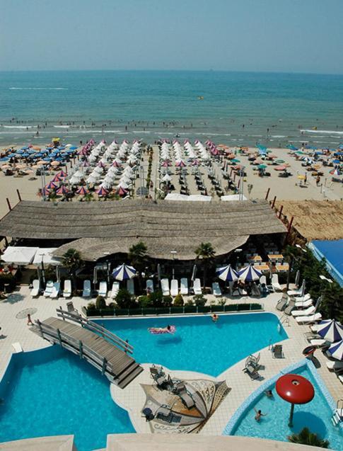 Vela Hotel Restaurant Golem  Dış mekan fotoğraf