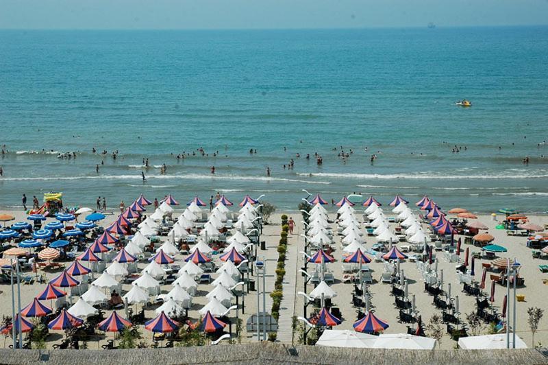 Vela Hotel Restaurant Golem  Dış mekan fotoğraf