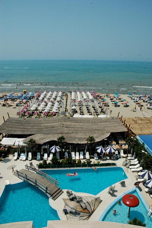 Vela Hotel Restaurant Golem  Dış mekan fotoğraf