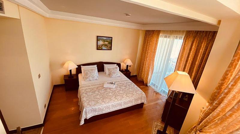 Vela Hotel Restaurant Golem  Dış mekan fotoğraf