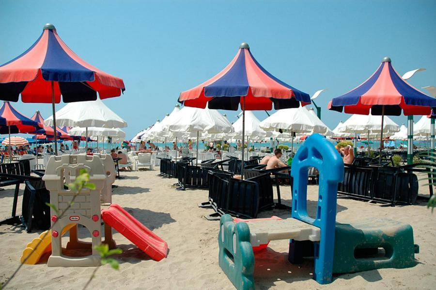 Vela Hotel Restaurant Golem  Dış mekan fotoğraf