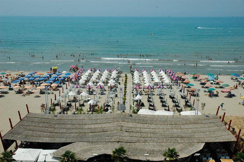 Vela Hotel Restaurant Golem  Dış mekan fotoğraf